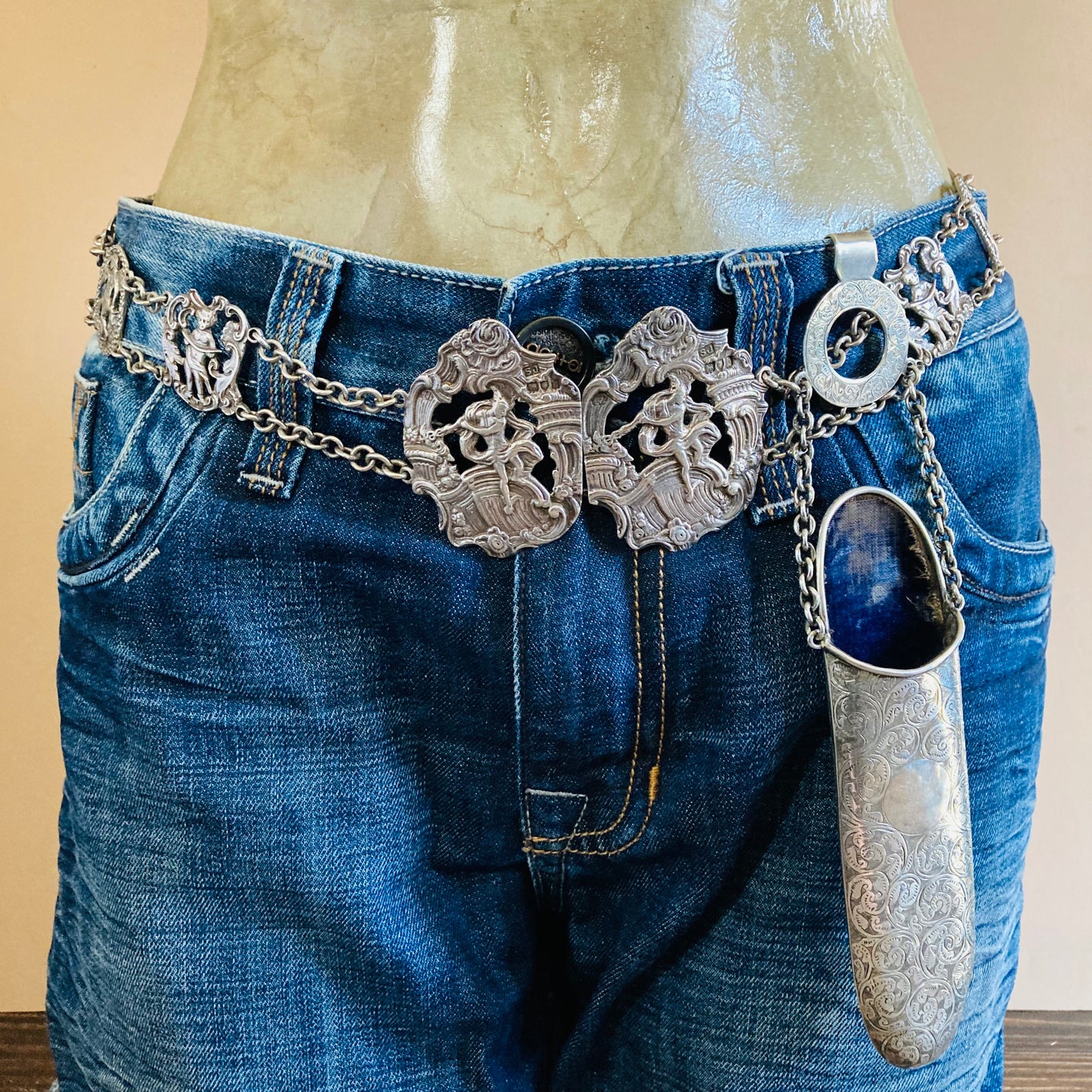 The Director Sharn - Victorian Silver Chain Belt