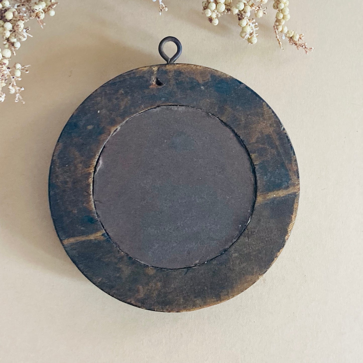 The Director Kam - Antique Silhouette Portrait Lady in a Round Frame