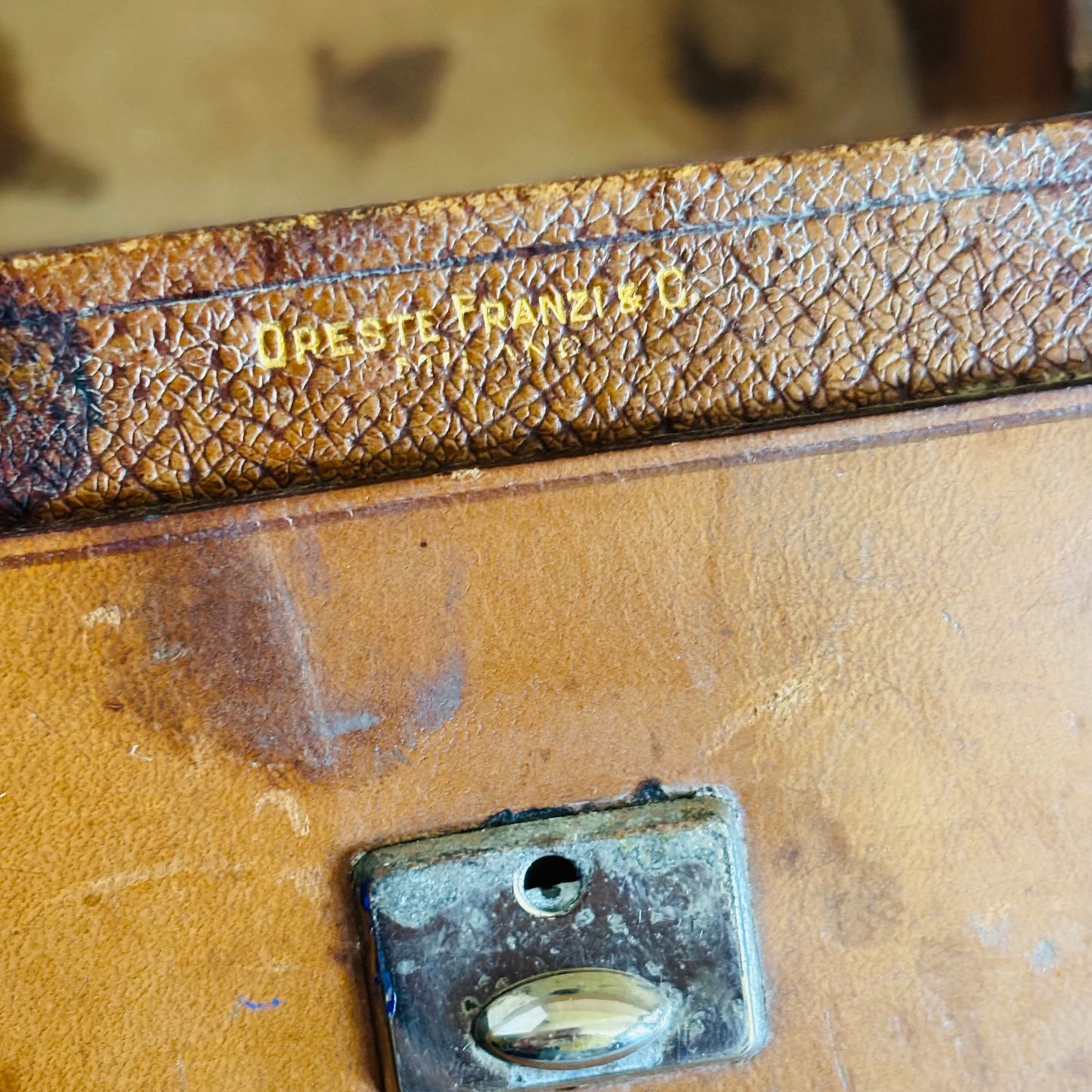 Close-up of a vintage trave case with 'Dreste Fratnzi & C' branding.