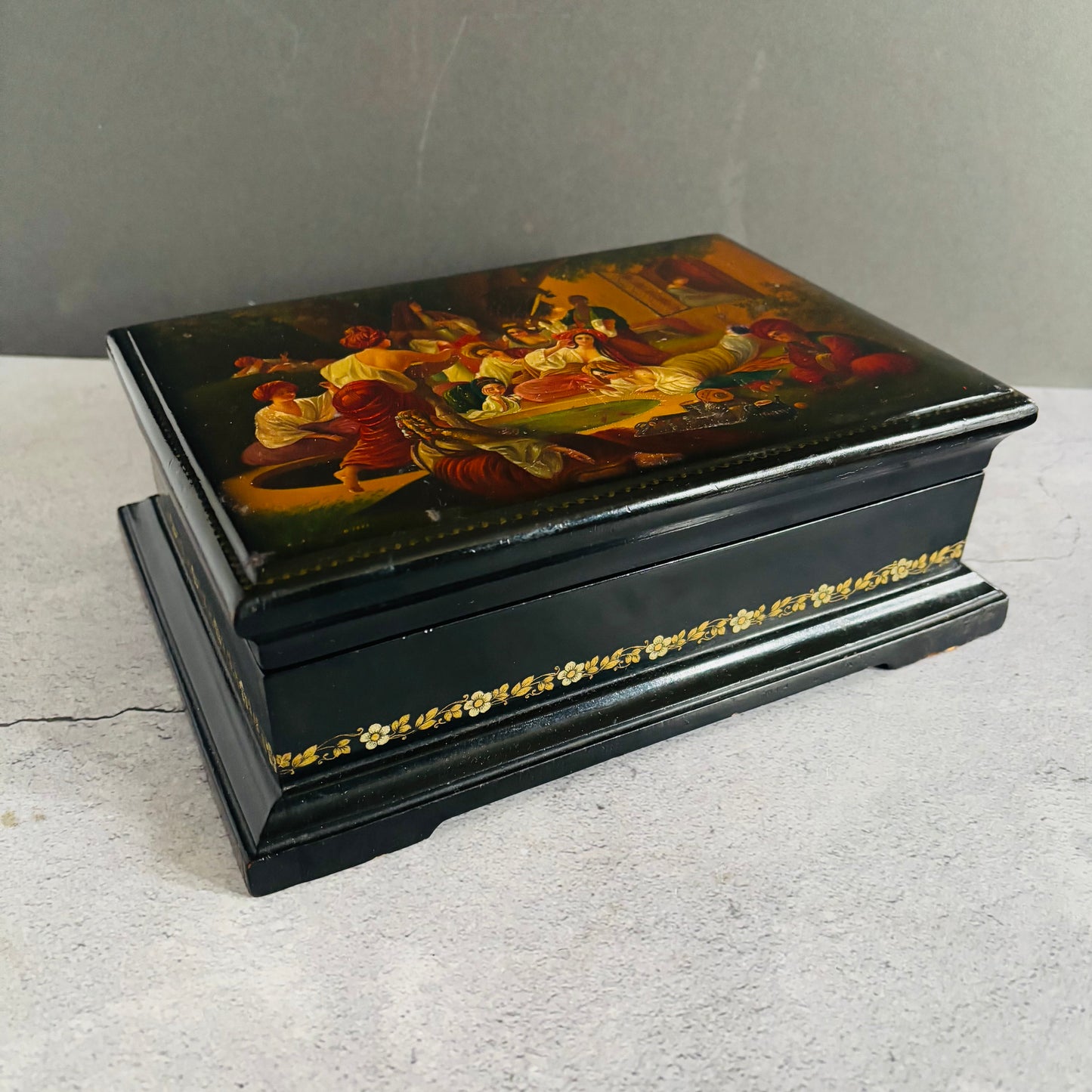 Vintage Paper Mache Lacquer Signed Large Russian Box Signed Fedoskino