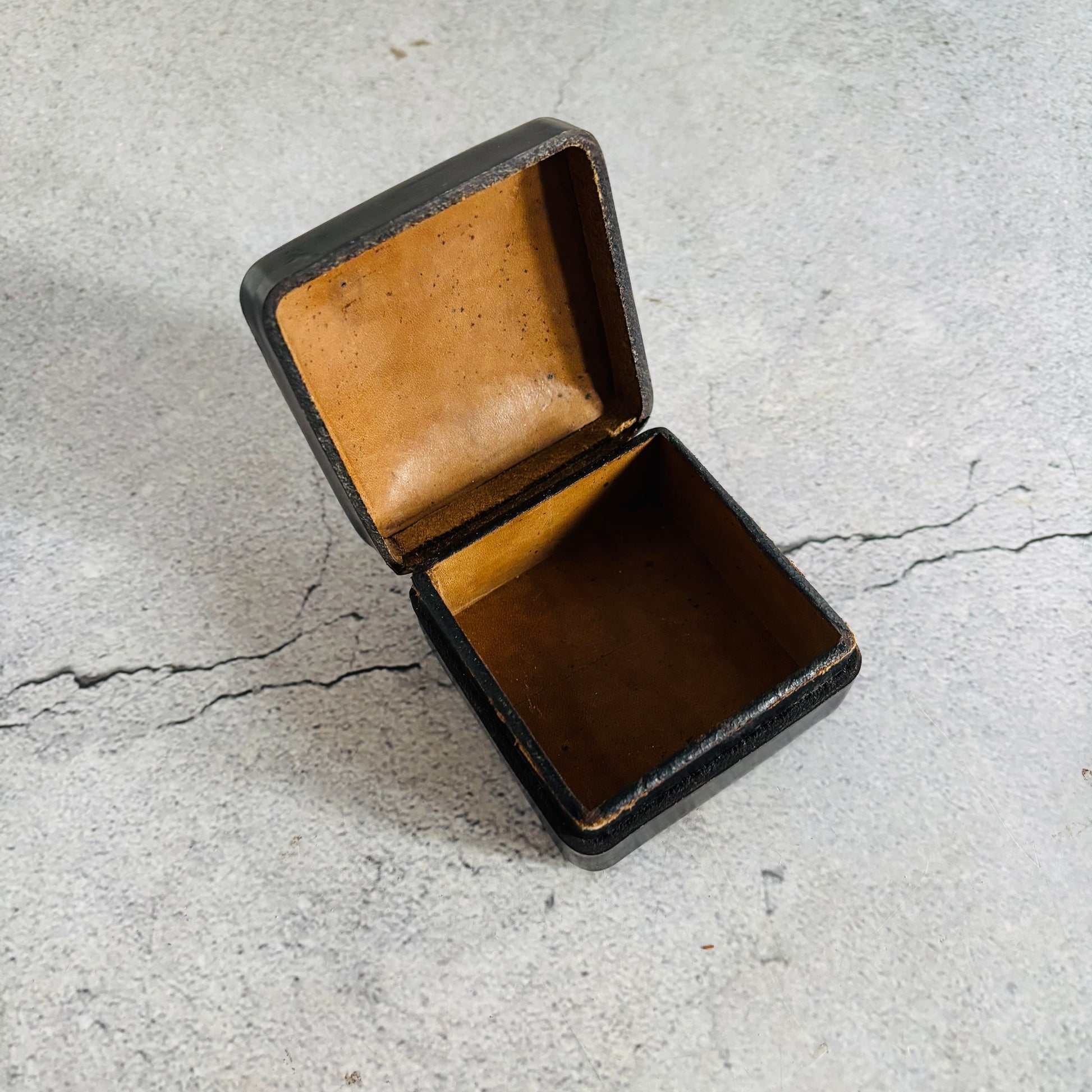 Antique Leather Florentine Box | The Urban Vintage Affair