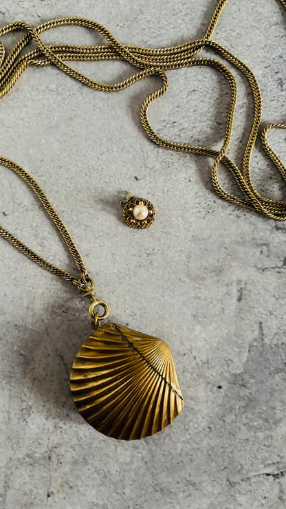 The Mixologist Burton - Brass Shell Shape Vesta Case
