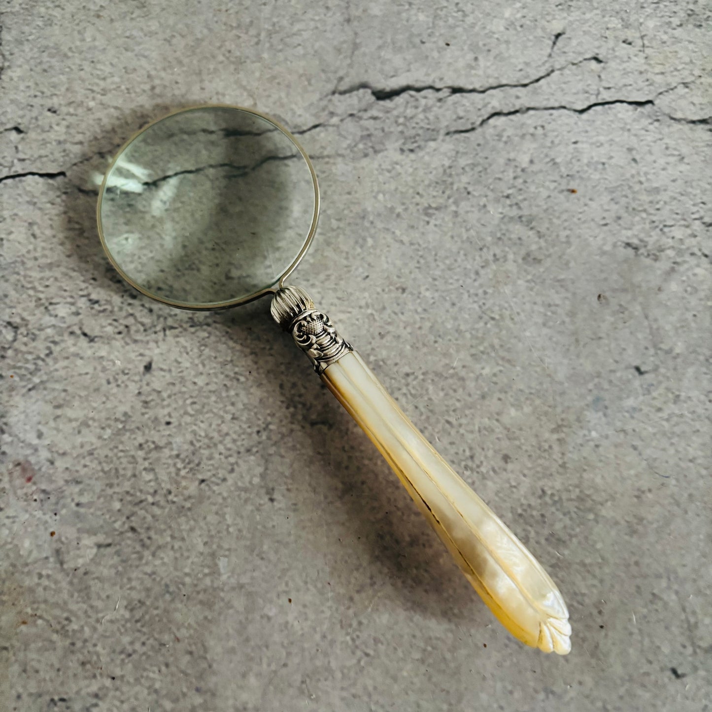 Magnifying Glass with Antique With Mother of Pearl Handle