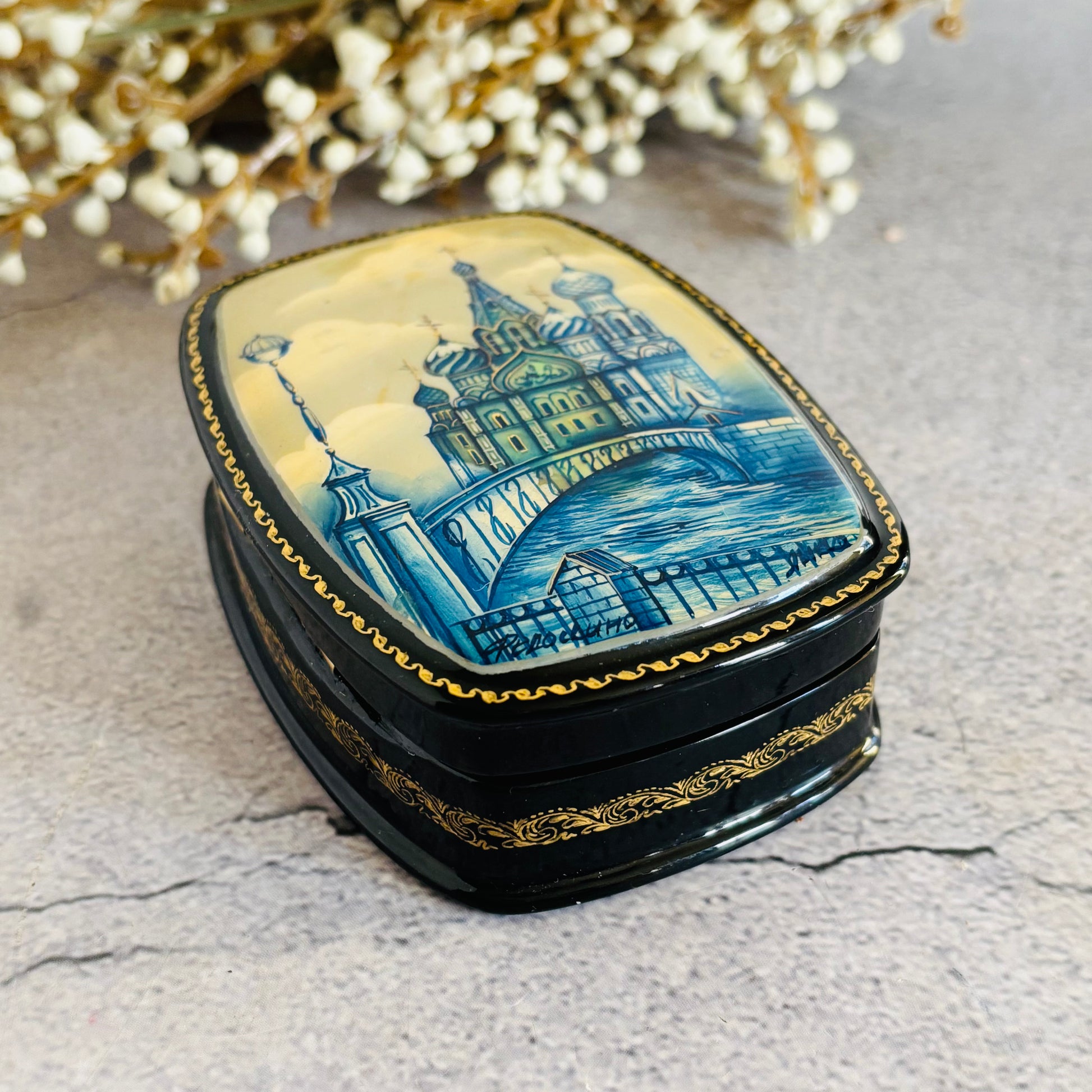 Vintage Paper Mache Lacquer Russian Box Signed Fedoskino