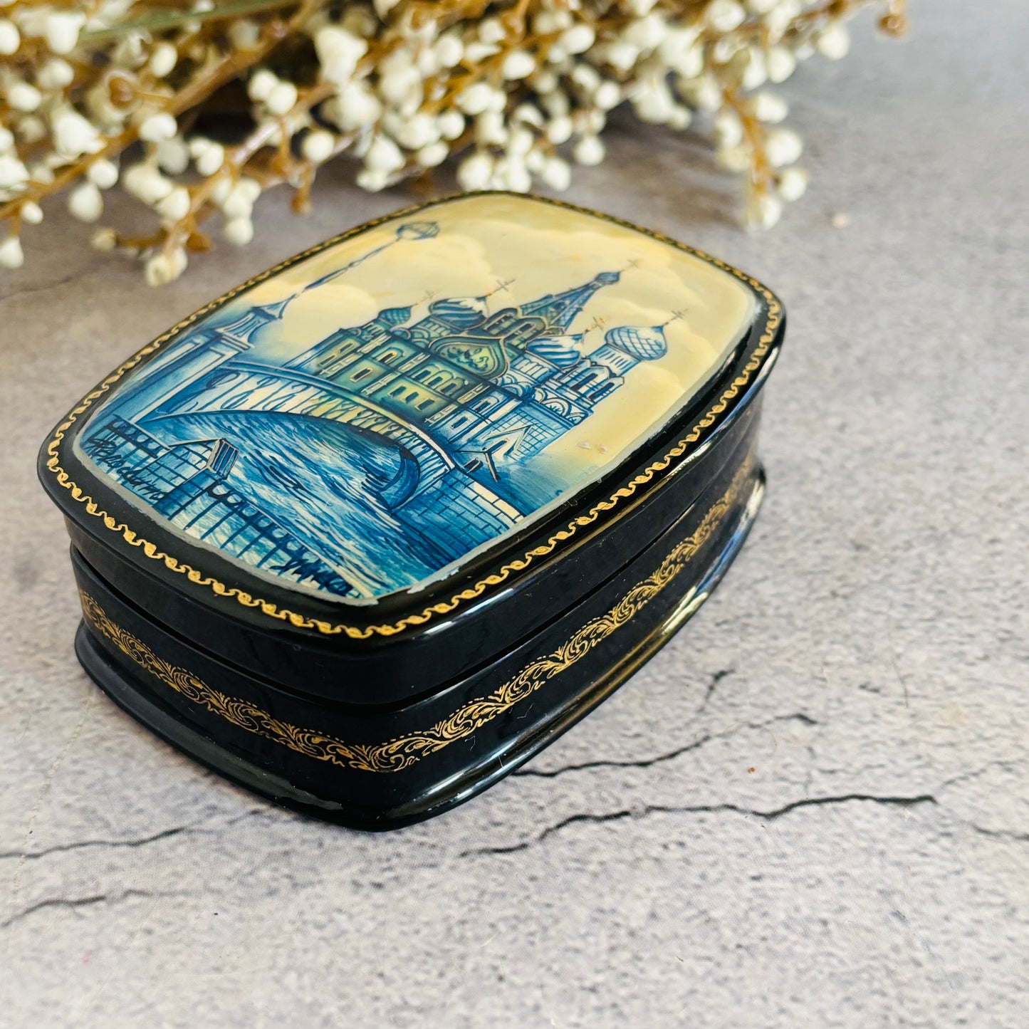 Vintage Paper Mache Lacquer Russian Box Signed Fedoskino