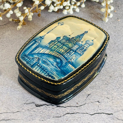 Vintage Paper Mache Lacquer Russian Box Signed Fedoskino