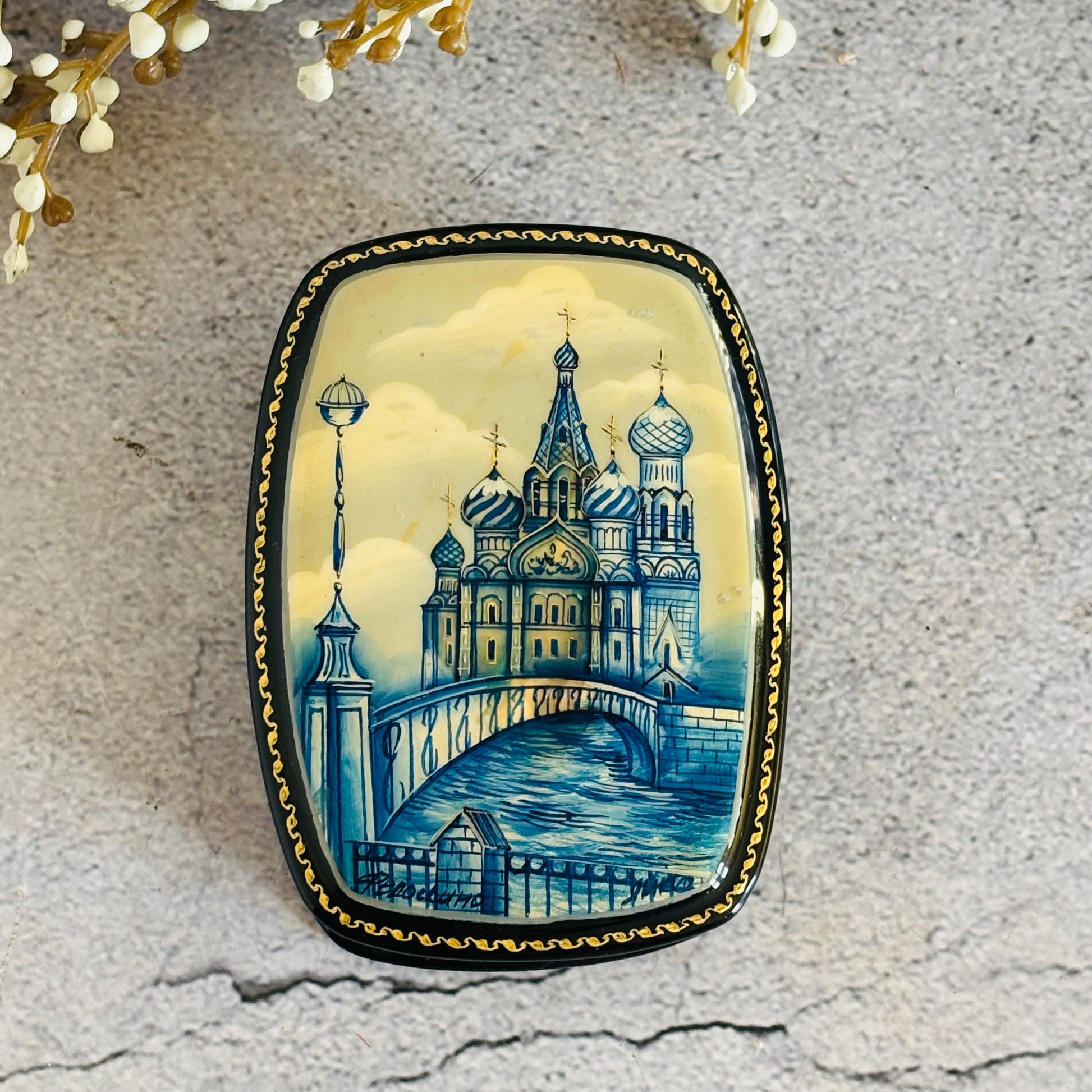 Vintage Paper Mache Lacquer Russian Box Signed Fedoskino