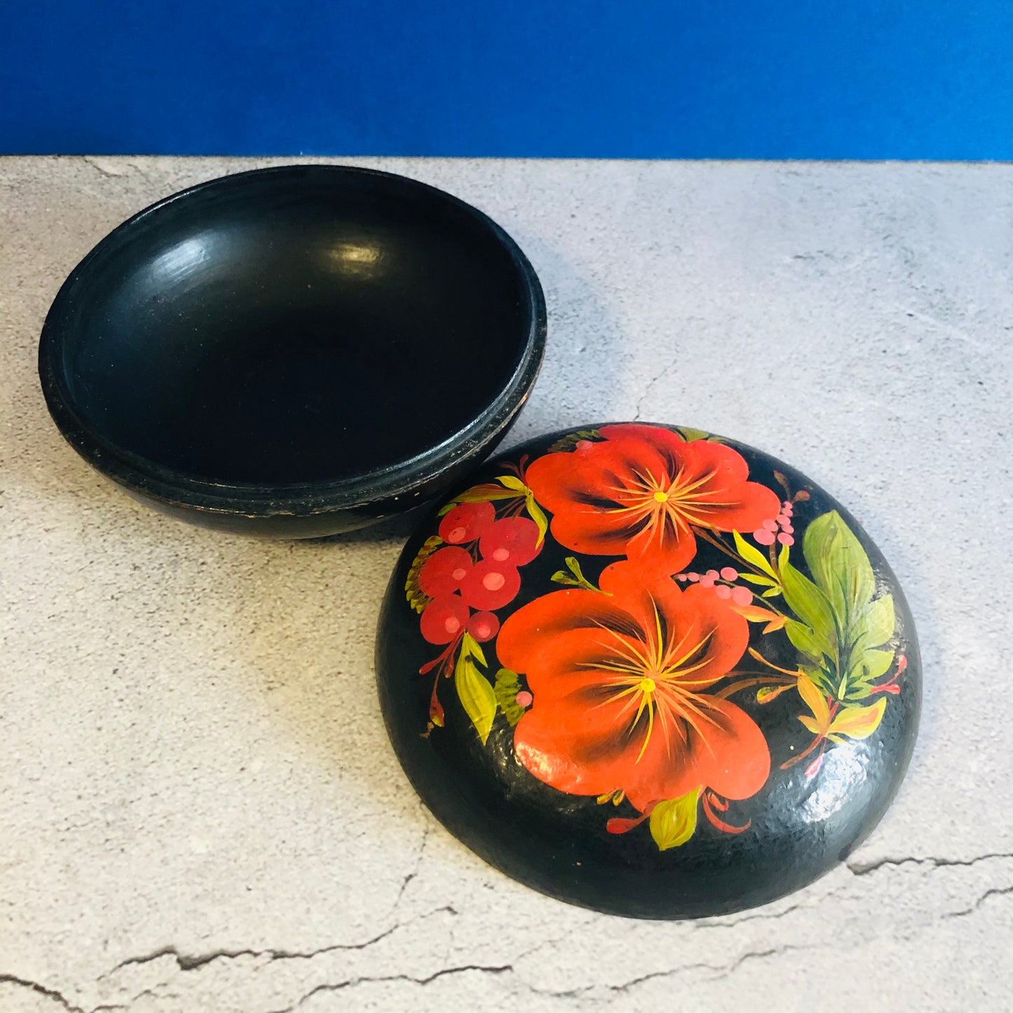 Vintage Paper Mache Lacquer Hand Painted Russian Round Box