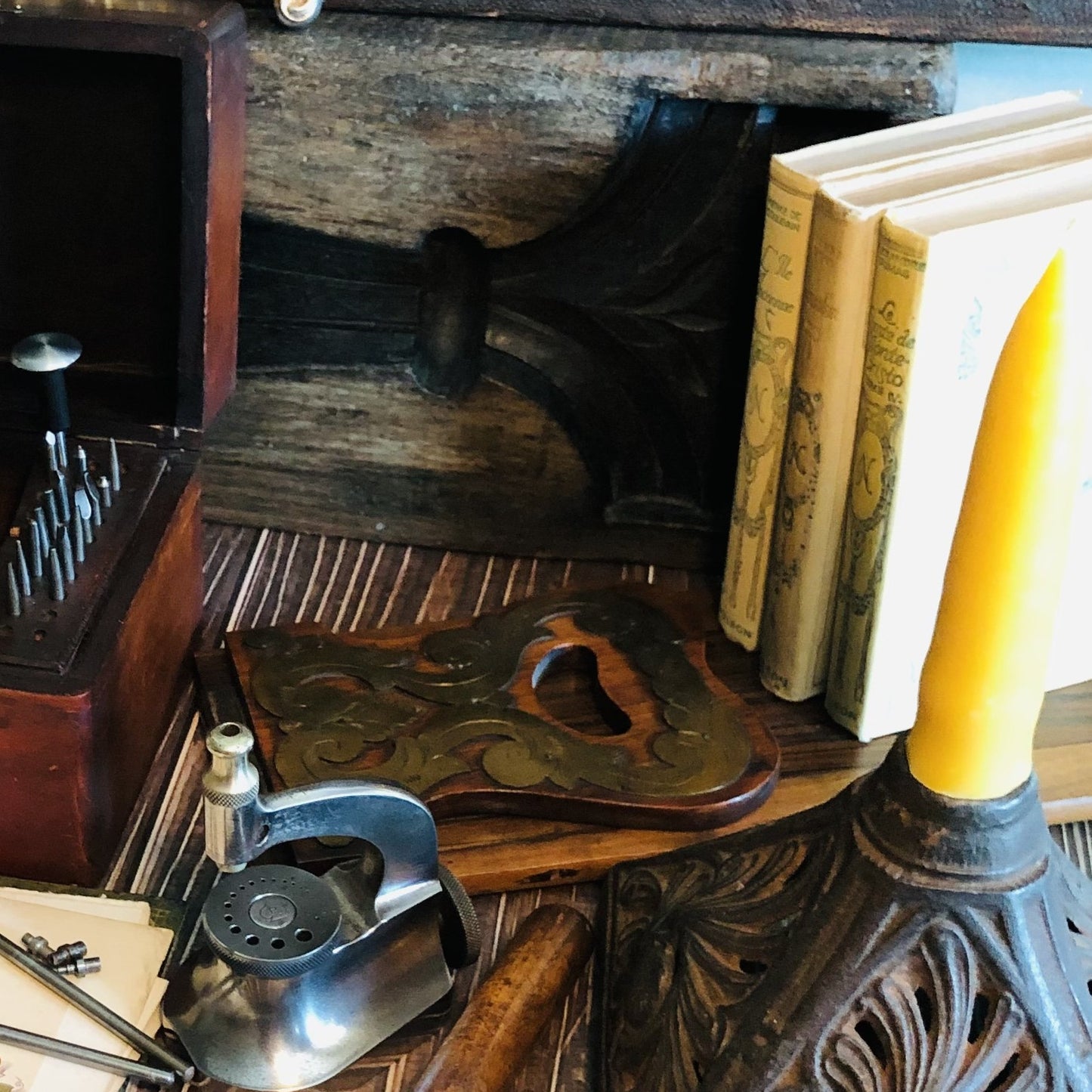The Director Aubrey - Antique Wooden Book Holder