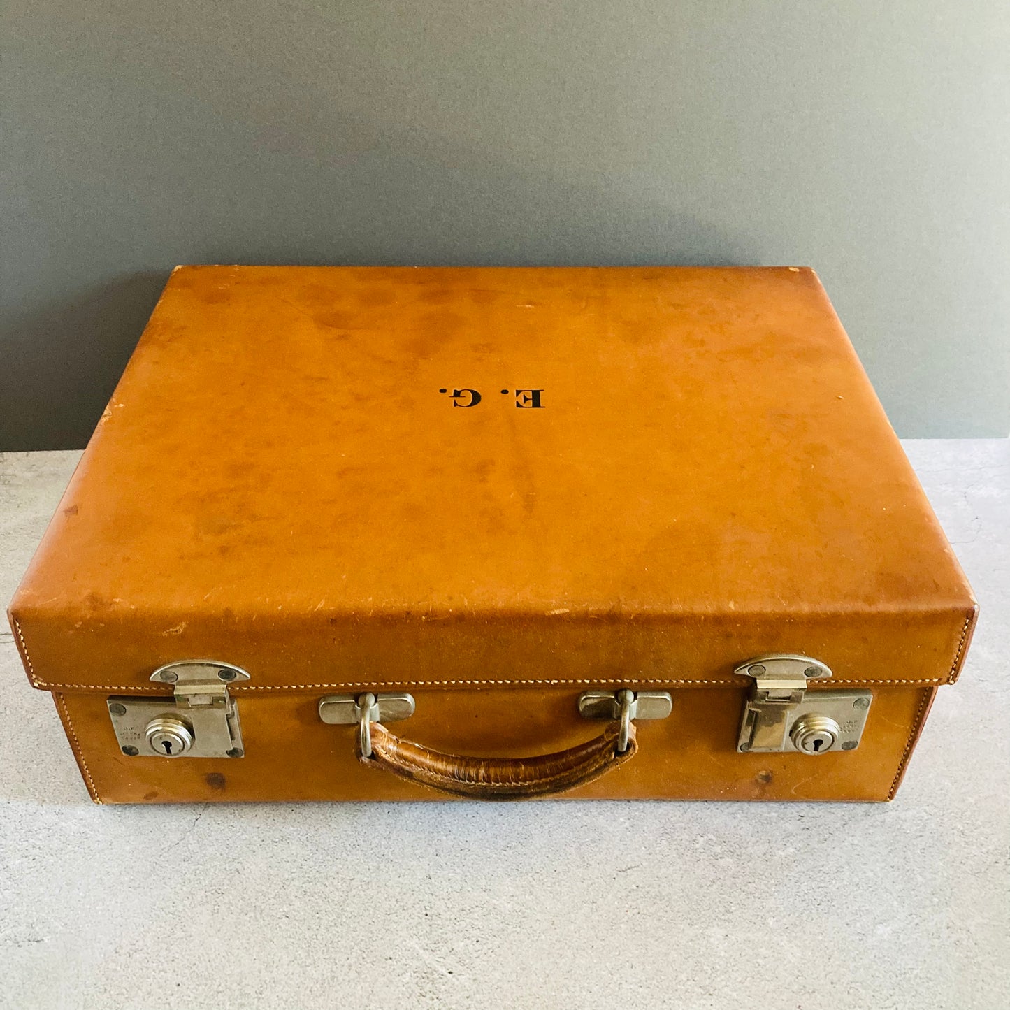 Smart Classic Antique  Leather Travel Grooming Suitcase John Pound & Co