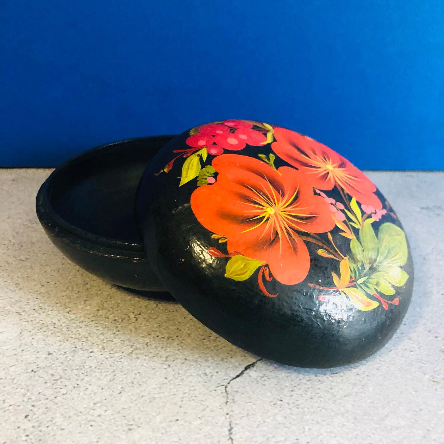 Vintage Paper Mache Lacquer Hand Painted Russian Round Box