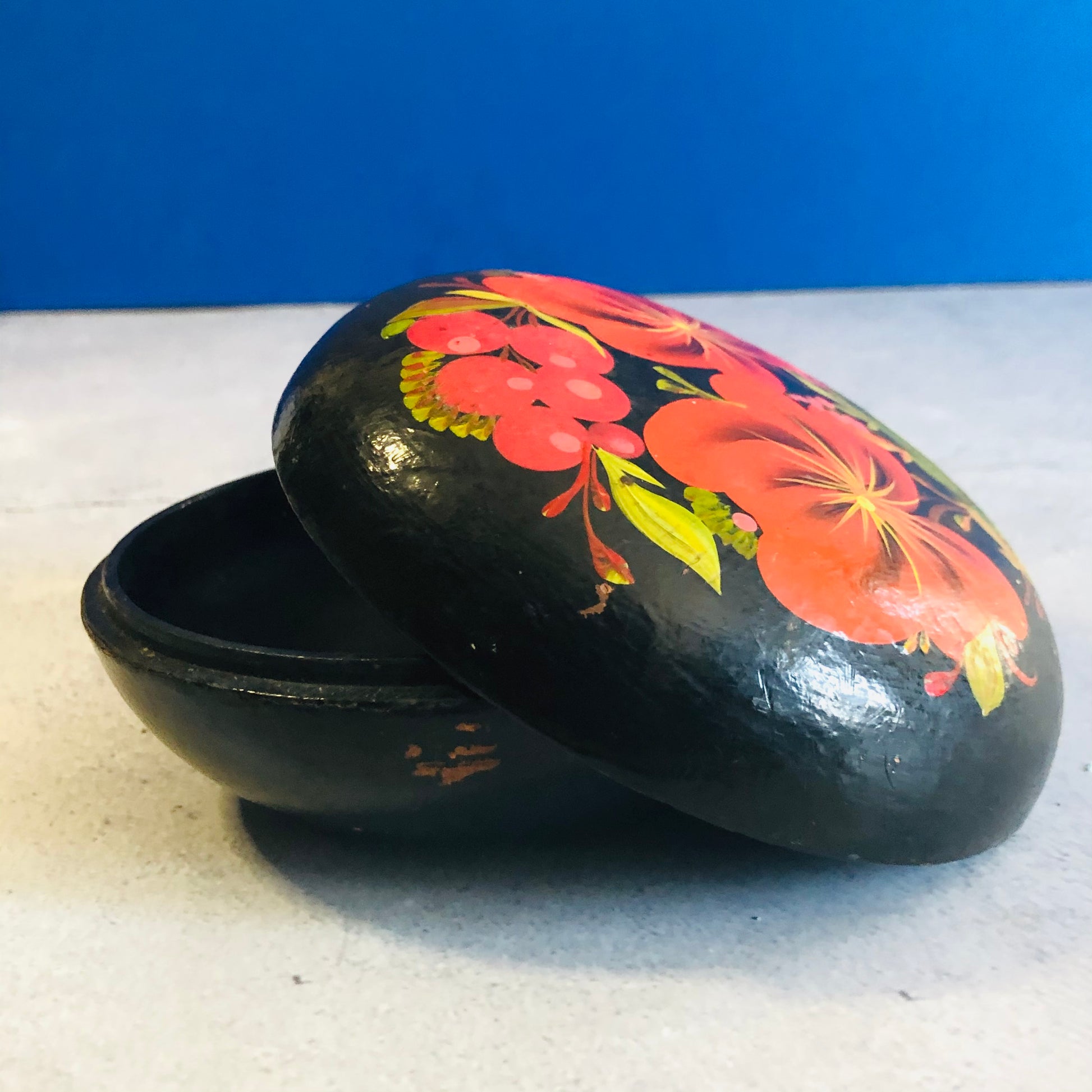 Vintage Paper Mache Lacquer Hand Painted Russian Round Box