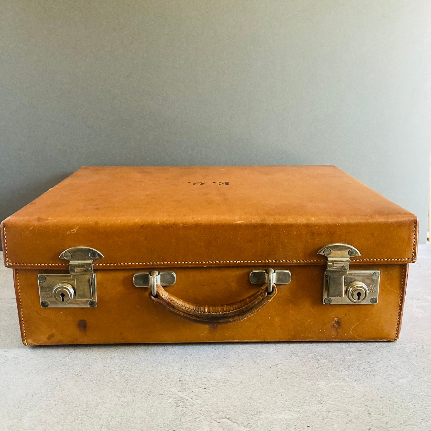 Smart Classic Antique  Leather Travel Grooming Suitcase John Pound & Co