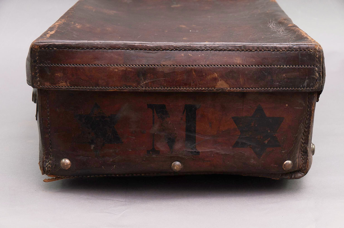 The Goth Cameron - Large Distressed Vintage Leather Storage Suitcase
